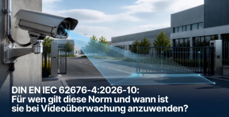 Professionelle Überwachungskamera an einem Industriegebäude mit geometrisch visualisiertem Mess- und Erfassungsbereich nach DIN EN IEC 62676-4:2026-10.